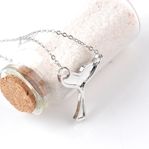 🌊 Gorgeous Mermaid Tail Necklace- silver tone - Picture 3 of 6